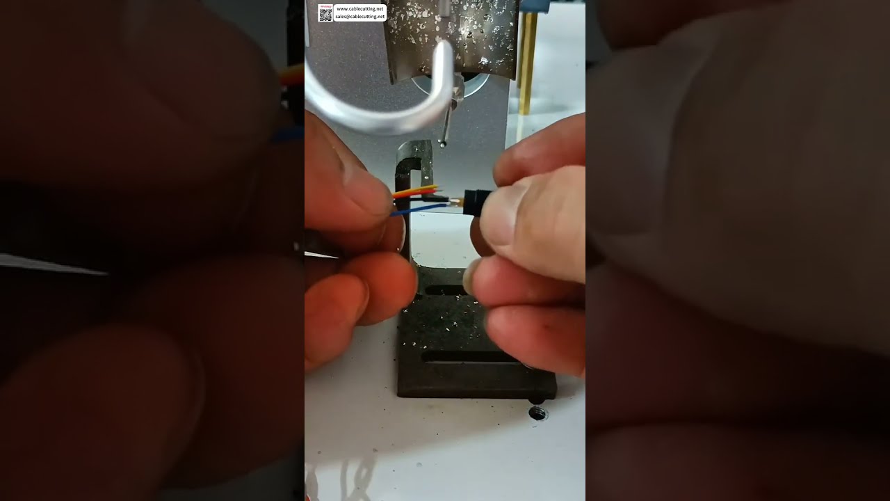 Machine à souder semi-automatique pour micro-connecteurs : outil de soudage de précision pour joints minuscules irréprochables
