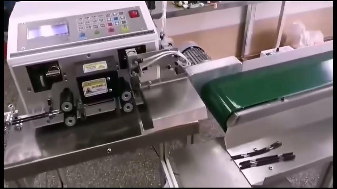 Machine automatique de coupe, dénudage et sertissage de fils avec convoyeur