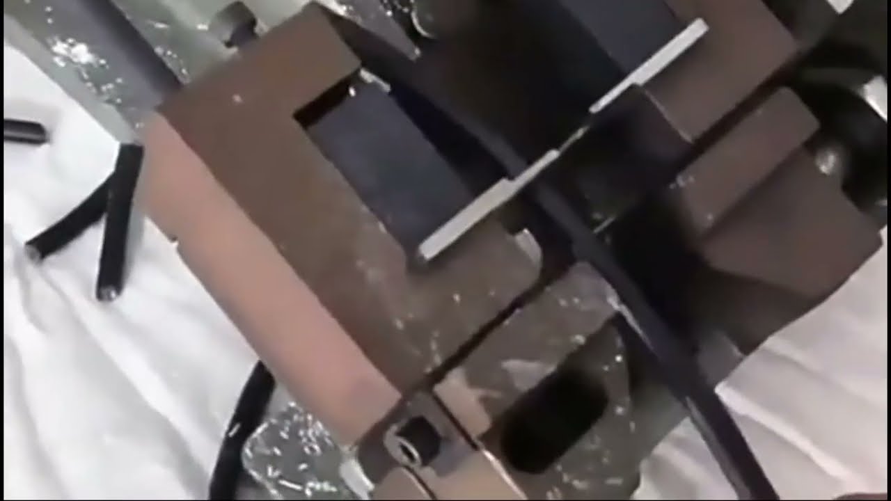 Machine de dénudage électropneumatique pour câbles et fils