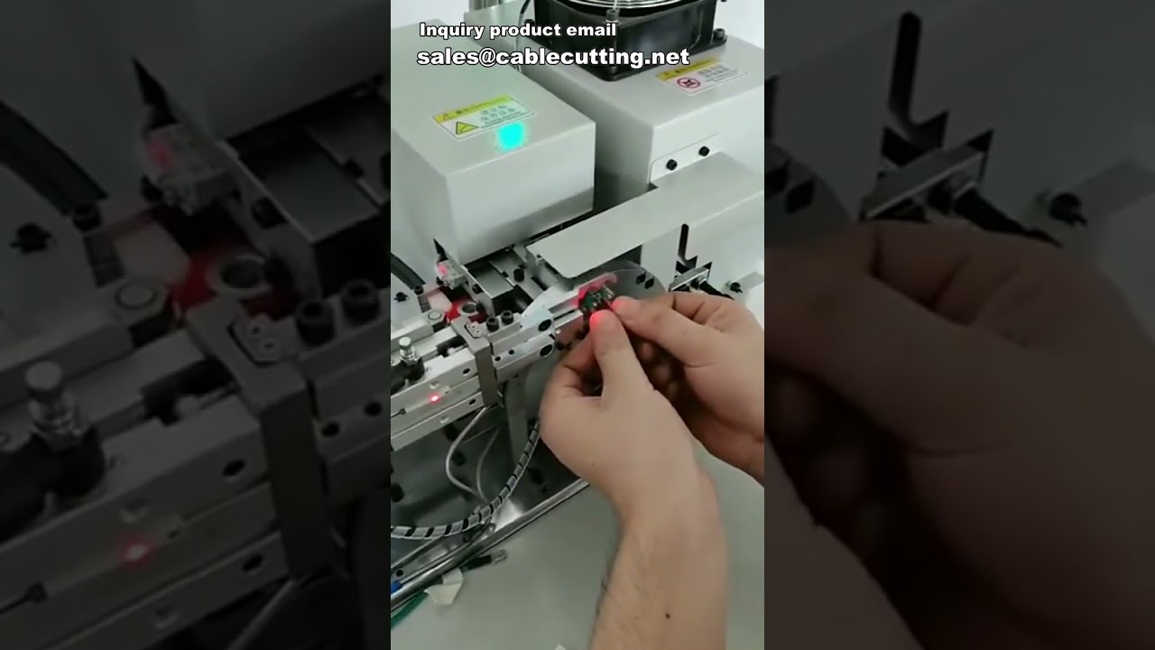 Machine automatique d'insertion et de thermorétraction de gaines pour fils