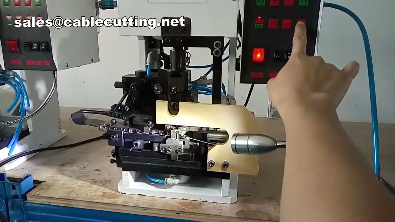 Machine automatisée de dénudage, sertissage et scellage de fils