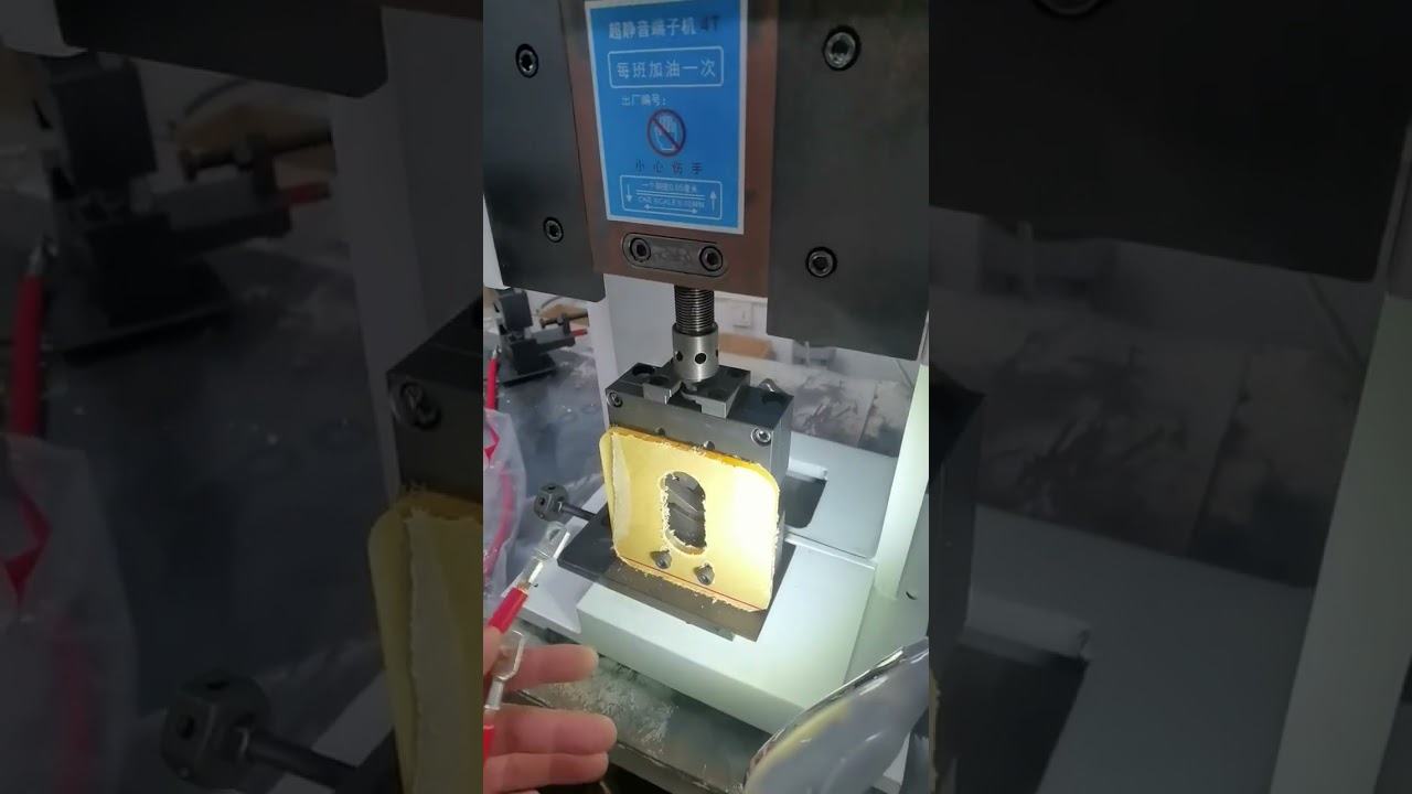 Machine de sertissage 4T : Moule hexagonal pour cosses cuivre #usine #machine