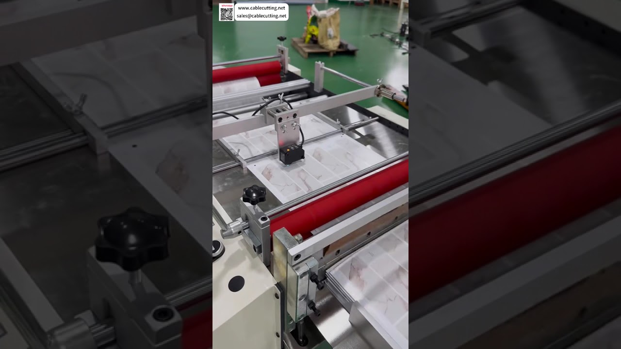 Machine de découpe de feuilles à suivi des couleurs : haute précision et performances évolutives