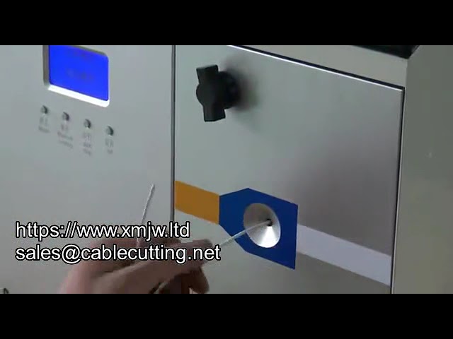 Machine automatique de sertissage de ferrures pré-dénudées