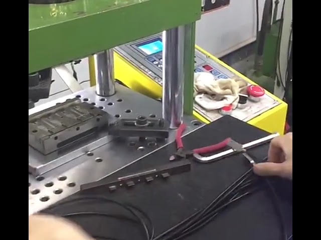 Machine de moulage par injection plastique verticale 15T pour prises USB et câbles audio