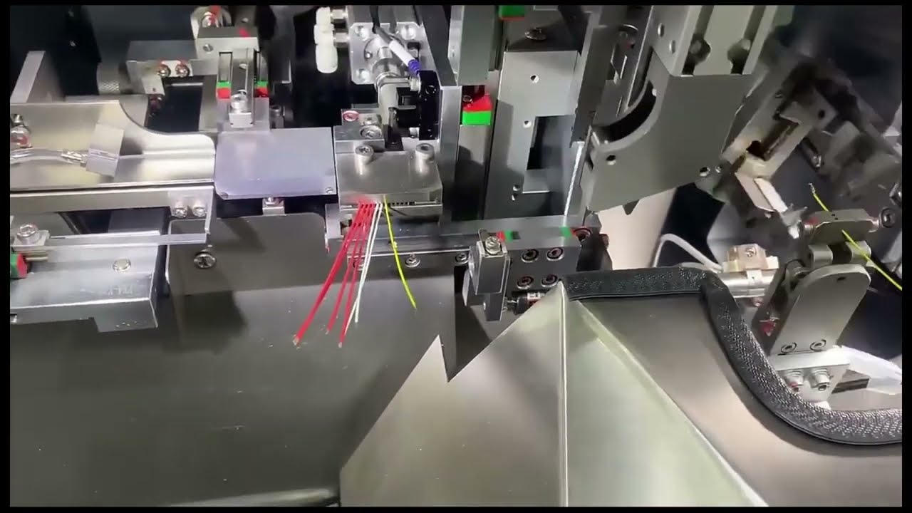 Machine intelligente de dénudage, sertissage et insertion de bornes – Automatisation efficace