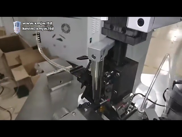 Machine à sertir les bornes DC pour câbles plats – coupe, dénudage, fendage et poinçonnage d’un seul côté