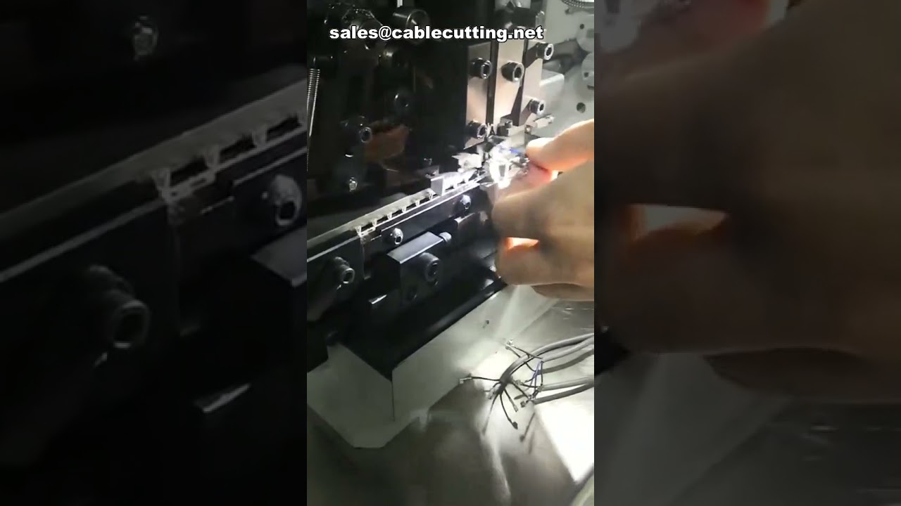 Machine automatique à dénuder et sertir les bornes de fils
