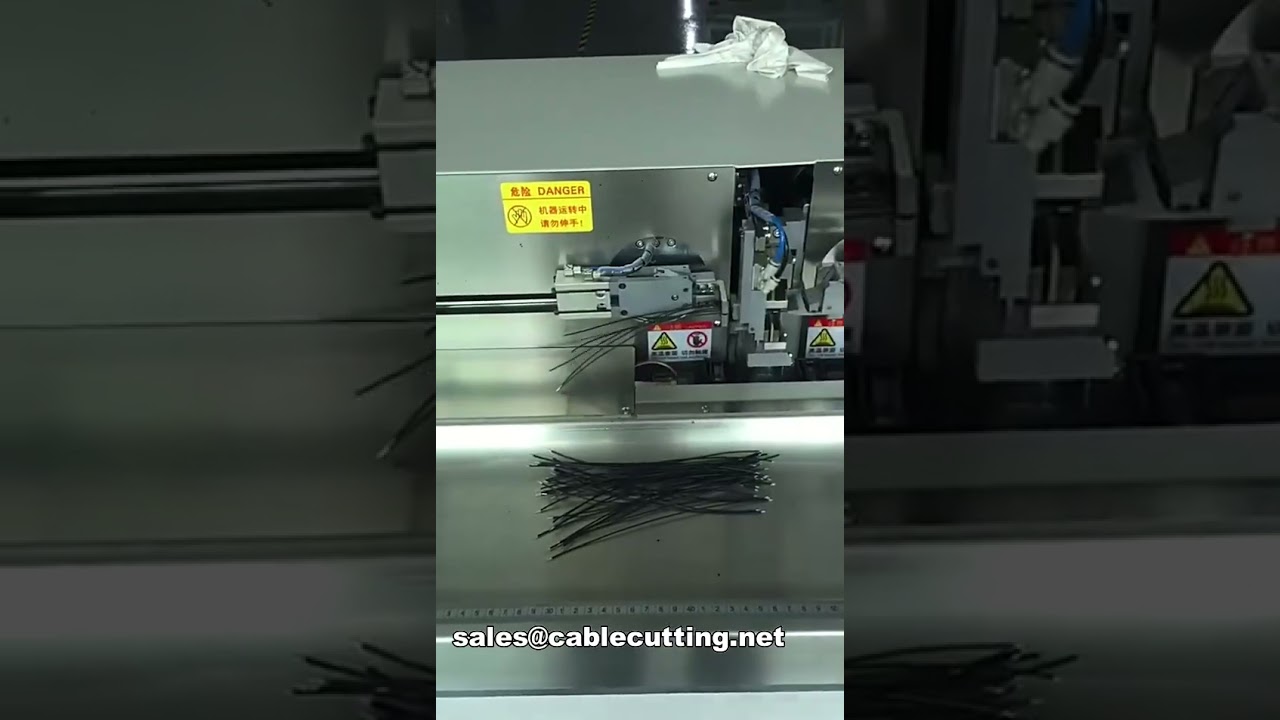 Machine entièrement automatique de coupe, dénudage, torsadage et étamage des deux extrémités de 5 fils