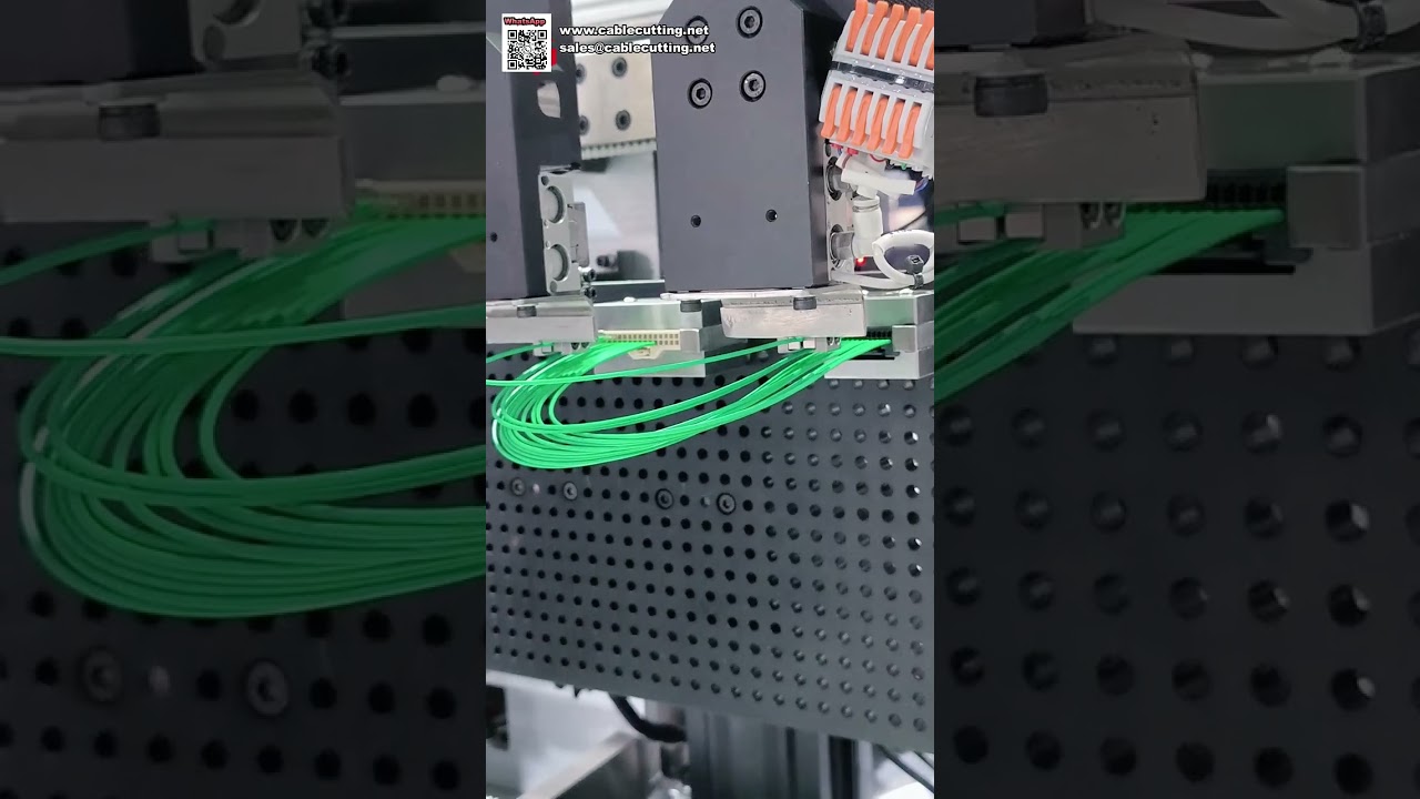 Machine d'insertion de boîtier intelligent et de scellement de bouchon étanche pour faisceaux automobiles