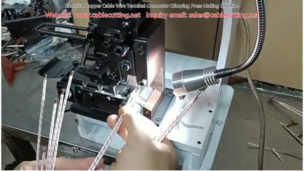 Machine de sertissage automatique pour connecteurs de câbles électriques en cuivre