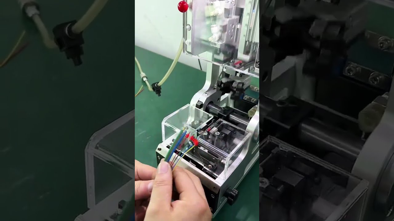 Machine semi-automatique d'insertion de fiche étanche en fonctionnement #machine #câble #automatisation