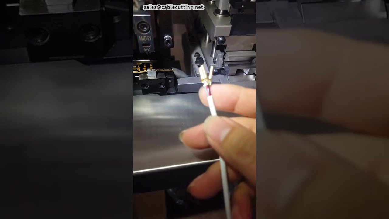 Machine de dénudage et sertissage multi-conducteurs à gaine ultra-courte (10 mm min)