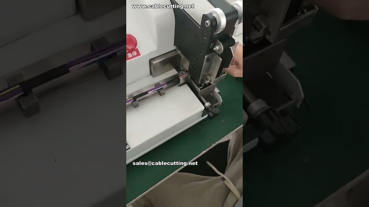 Machine automatique utilisant du ruban PVC de 30 mm – Scène d'atelier d'usine