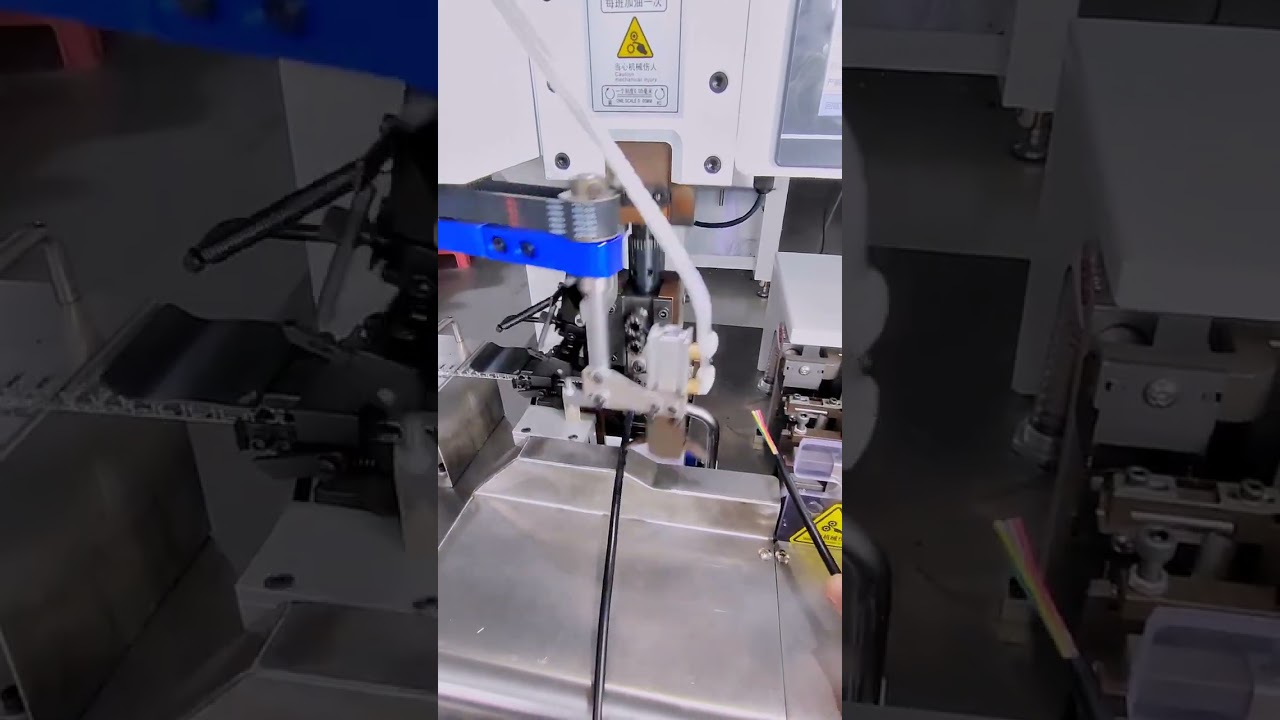 Machine de traitement de câbles multiconducteurs pour véhicules électriques #machine #dénudeurcâble #usine