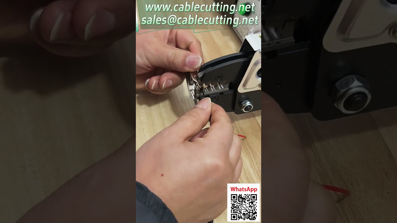 Test de sertissage de pinces crocodile avec machine électrique