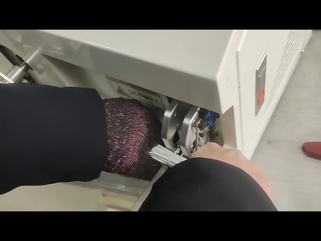 Machine de bobinage et d'emballage avec liage automatique à bouton unique