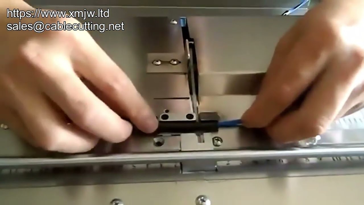 Machine automatique de bureau pour la fixation de faisceaux de câbles avec colliers de serrage
