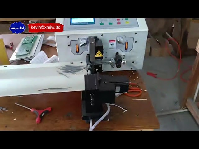 Machine automatique électrique de dénudage, coupe et torsion des brins de cuivre