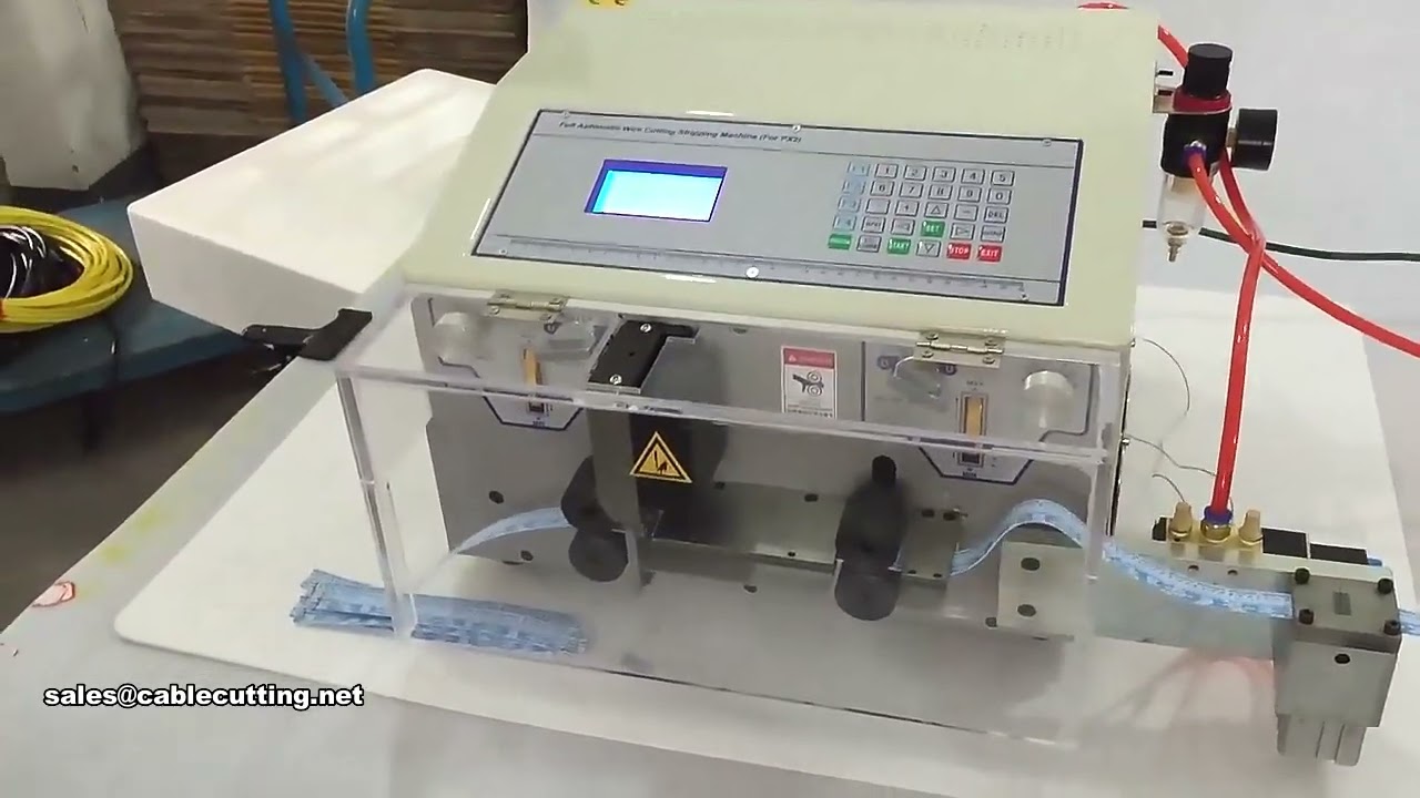 Machine automatique pour l'agencement, la distribution et le dénudage de fils électroniques