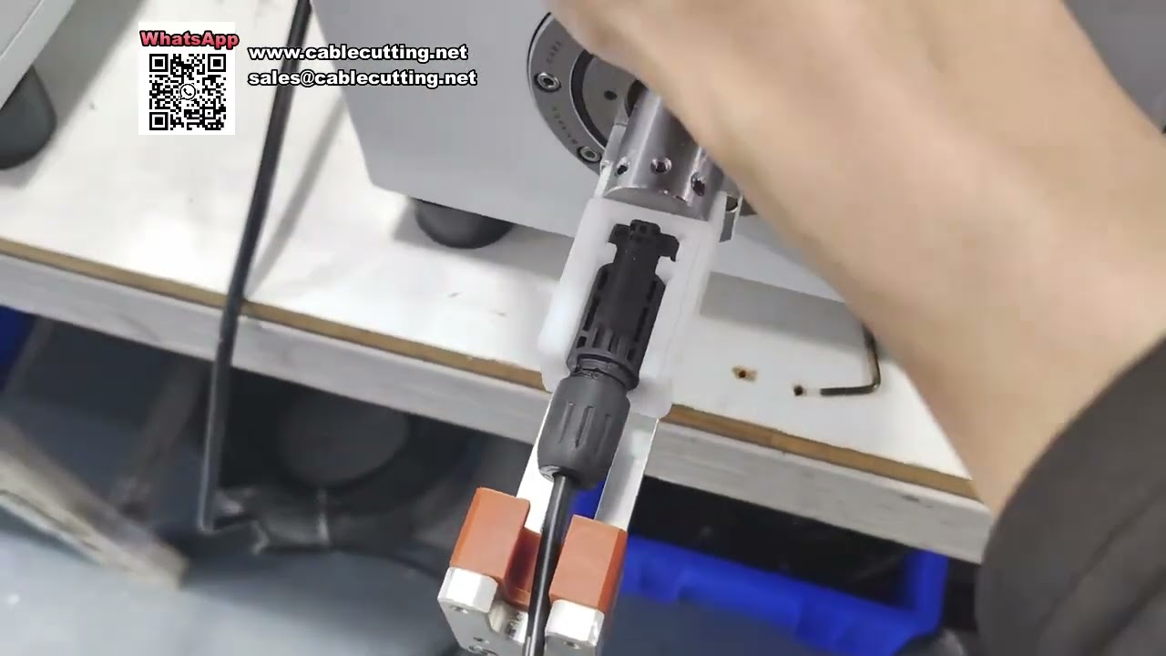 Équipement intelligent de vissage d'écrous à double poste pour ligne de fabrication de faisceaux de câbles