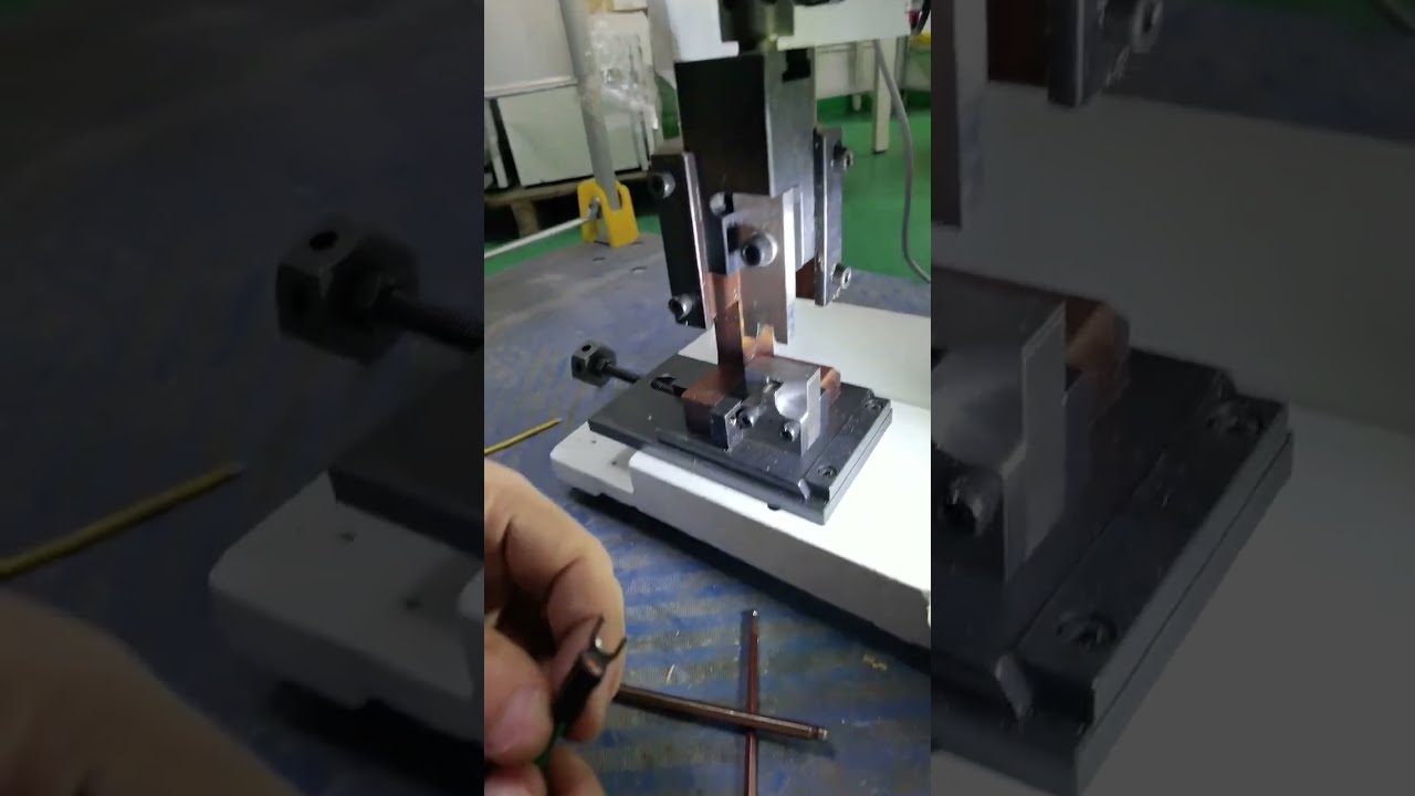 Machine à bornes 2T avec sertissage à froid à matrice unique pour bornes #usine #machine