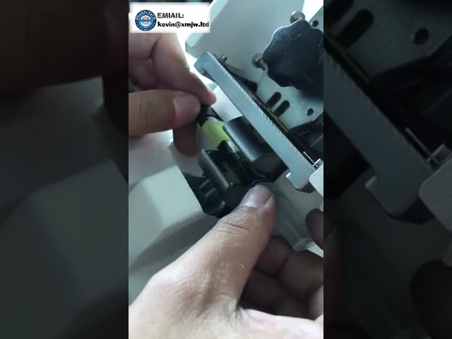 Machine d'enroulement de ruban pour faisceaux de câbles avec étiqueteuse et pliage demi-tour automatique