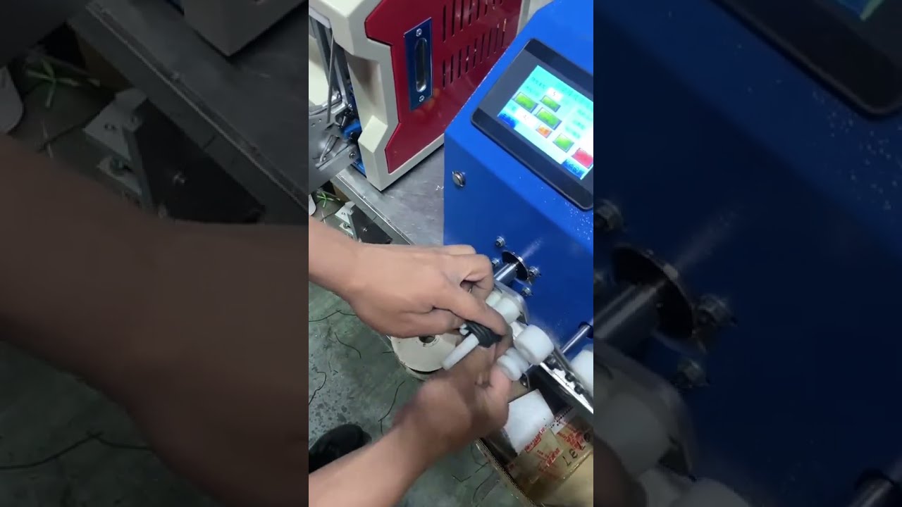 Machine d'enroulement et de liage de câbles haute efficacité (9) pour câbles de données et de charge