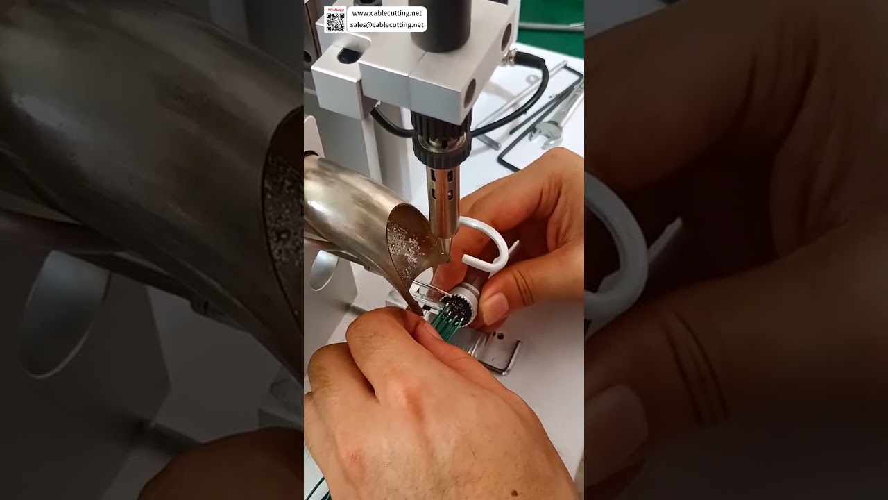 Machine à souder pneumatique semi-automatique : réglage d'angle parfait pour connecteurs aéronautiques orientés vers le haut