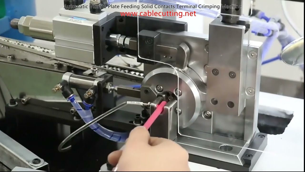 Machine à sertir automatique avec plateau vibrant pour contacts solides