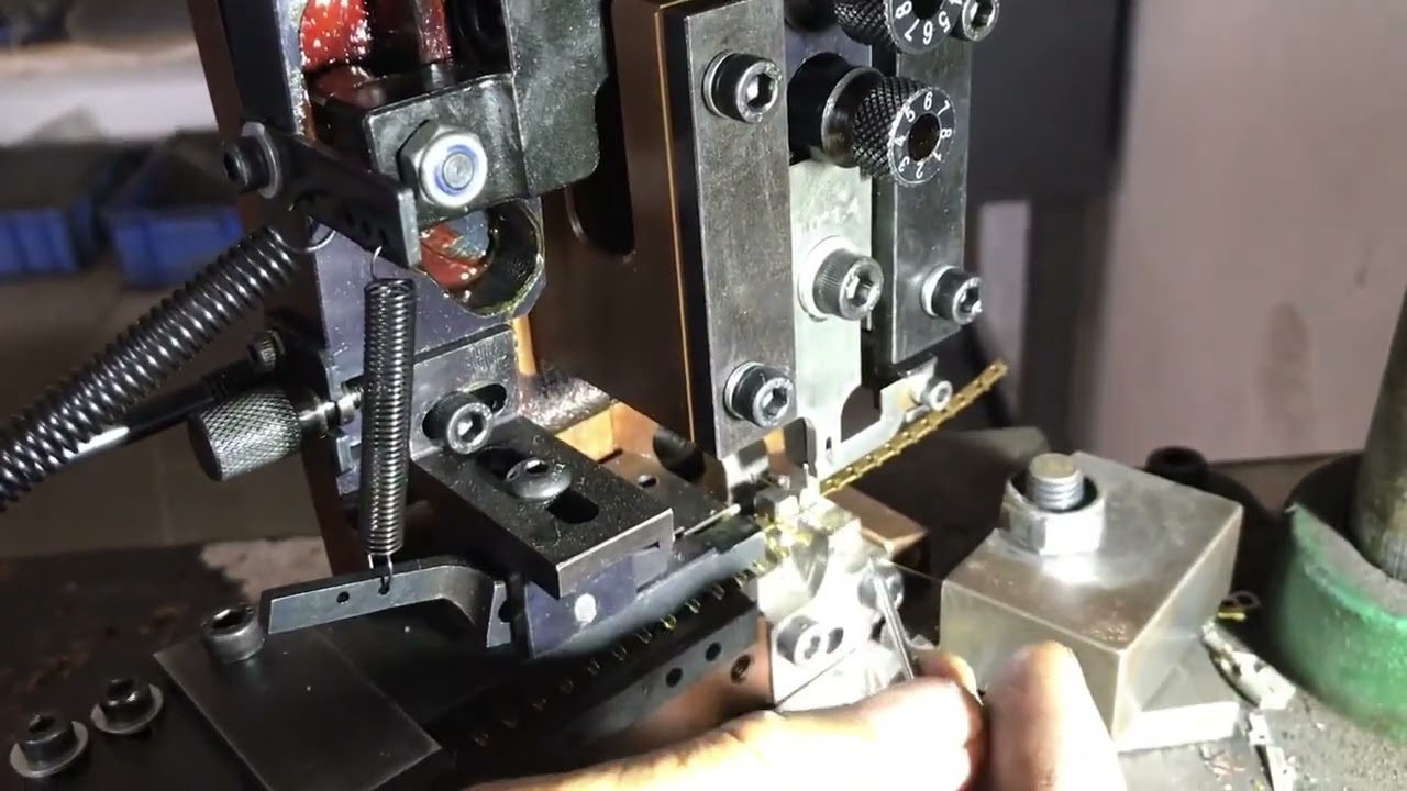 Machine de sertissage à moule doré pour bornes de communication - Vidéo réelle