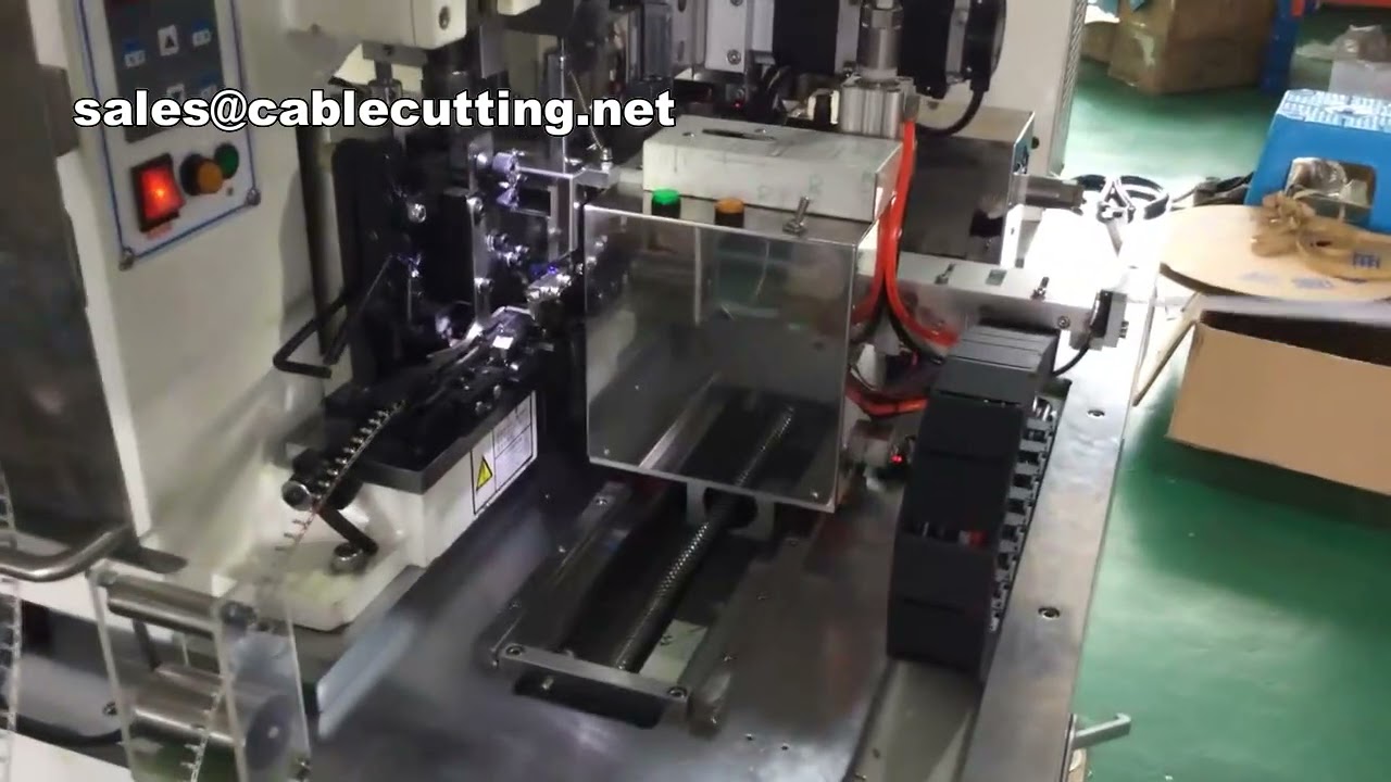Machine de sertissage de bornes pour fil plat : précision et automatisation