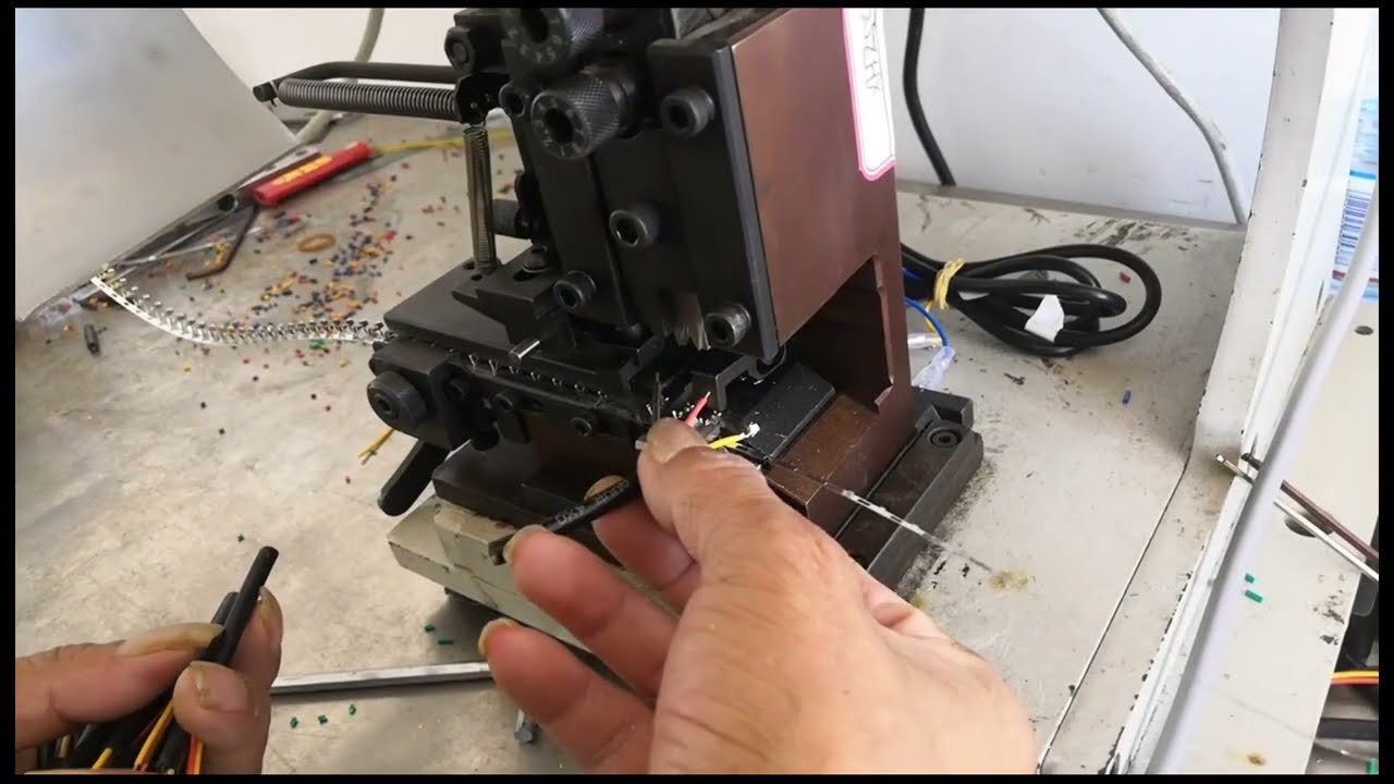 Machine de sertissage semi-automatique pour connecteurs à compression