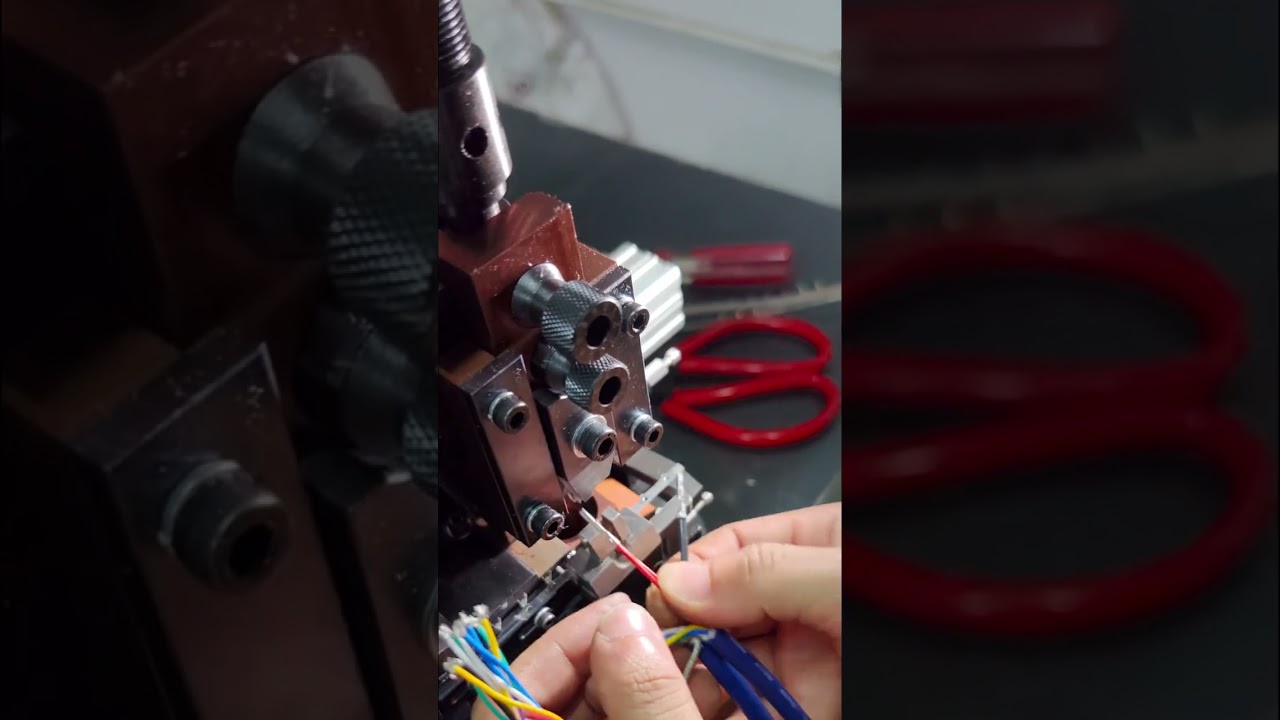Machine à sertir et dénuder inclinée pour compression double fil #factory #machine #tools