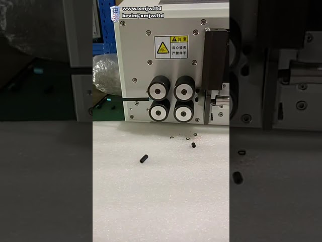 Machine intelligente de coupe et dénudage de câbles carrés 35 mm² – Précision automatisée