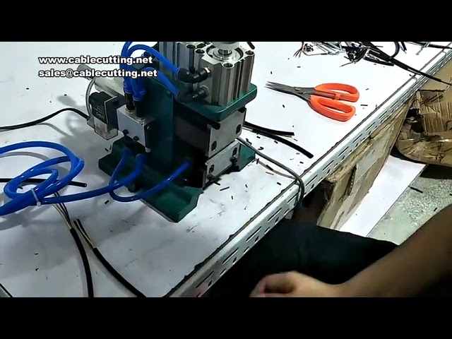 Machine à dénuder 330 – Dénudage de câbles AC/DC jusqu'à 30 mm de diamètre et 300 mm de longueur